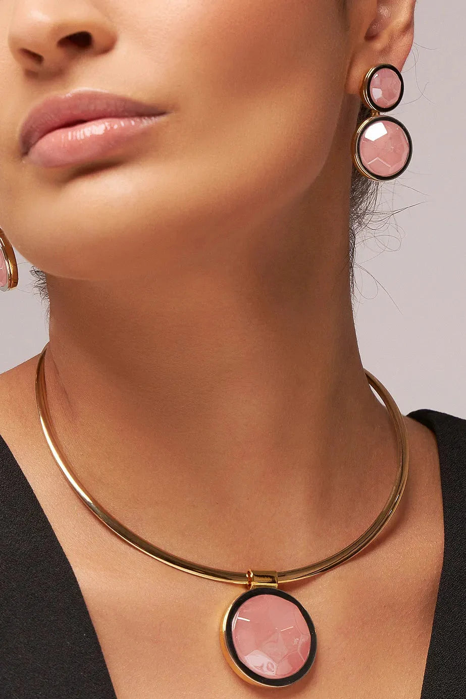 O Brinco Nobre - Quartzo Rosa, integrante da Coleção Singular, é a máxima expressão da feminilidade e do equilíbrio emocional. O Quartzo Rosa é mundialmente conhecido como a pedra do amor incondicional, da paz infinita e da cura interior, ajudando a repelir energias negativas e substituindo-as por vibrações amorosas. Banhado a Ouro 18K, este brinco de design imponente destaca a suavidade e a transparência delicada da gema, resultando em uma joia sofisticada que ilumina o rosto e o espírito de quem a usa.