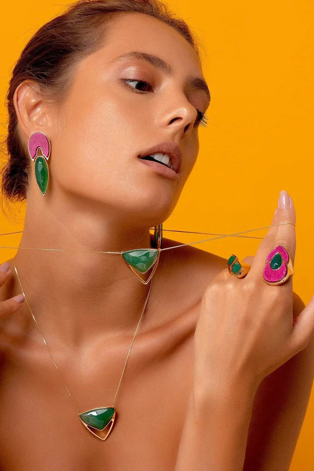 Anel Flor de Lótus com ágata verde e feldspato rosa banhado a ouro 18k na mão