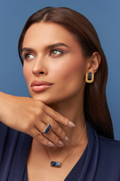 Brinco Estrutura - Sodalita | Semijoia Banhada a Ouro 18K — ângulo 2