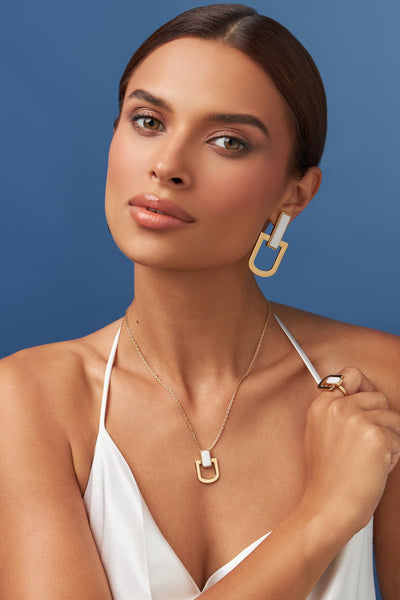 Brinco Elos - Porcelana Branca | Semijoia Banhada a Ouro 18K — ângulo 2