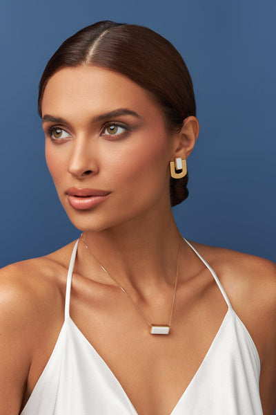 Brinco Estrutura - Porcelana Branca | Semijoia Banhada a Ouro 18K — ângulo 2