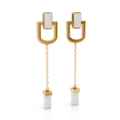 Brinco Presença - Porcelana Branca | Semijoia Banhada a Ouro 18K — ângulo 1