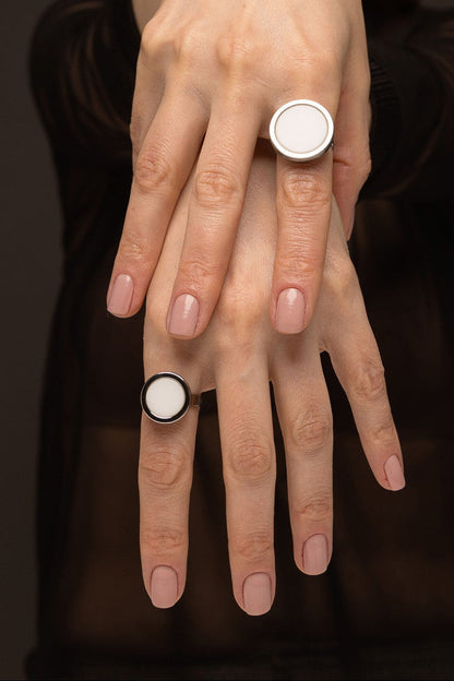 O Anel Eterno - Porcelana Branca, da Coleção Singular, é uma joia que personifica a sofisticação através do contraste. A Porcelana Branca é um material que simboliza renovação, pureza e clareza mental, ganhando uma estética moderna e imponente quando combinada ao metal escuro. Banhado a Ródio Negro, este anel de design contínuo e marcante é ideal para a mulher que busca uma peça atemporal com um toque de ousadia e elegância contemporânea.
