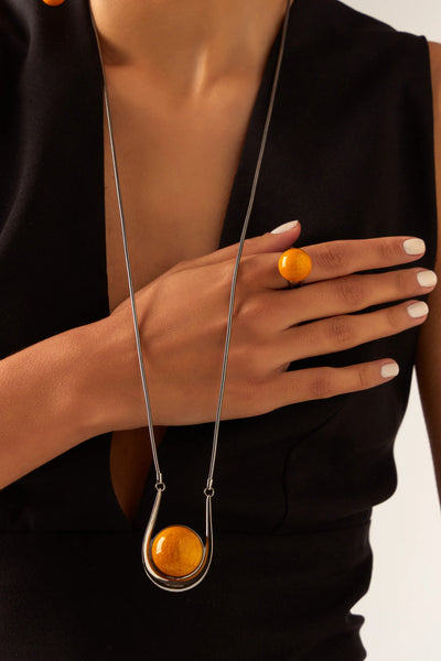 Colar Magnetismo - Esmaltado Branco/Feldspato Amarelo — ângulo 4