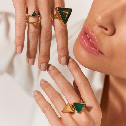 Anel Adversis com Ágata Verde tem um belo Banho de Ouro 18K - AIMER JOAIS