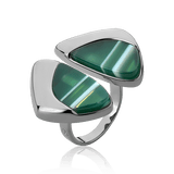 O Anel Ailes com Ágata Verde Listrada em Banho de Ródio Negro é uma joia escultural que remete às asas da borboleta. O padrão listrado único da pedra natural, combinado ao banho escuro, confere um visual moderno, sofisticado e de grande impacto visual.