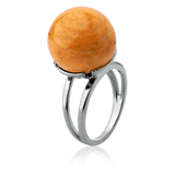 O Anel Ball com Feldspato Amarelo em Banho de Ródio Negro é uma joia statement. O tom quente e vibrante do Feldspato Amarelo, em lapidação cabochão, é lindamente contrastado pelo brilho escuro e moderno do Ródio Negro, criando uma peça de impacto visual com elegância e sofisticação.