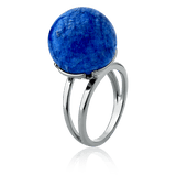 O Anel Ball com Feldspato Azul Anil em Banho de Ródio Negro é uma joia statement. O tom profundo do Feldspato Azul Anil, em lapidação cabochão, é lindamente contrastado pelo brilho escuro e moderno do Ródio Negro, criando uma peça de grande impacto visual.