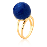 O Anel Ball com Feldspato Azul Anil em Banho de Ouro 18K é uma joia statement. O tom profundo do Feldspato Azul Anil, em lapidação cabochão, é realçado pelo brilho luxuoso do ouro, criando uma peça com grande presença e sofisticação.