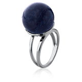 O Anel Ball com Sodalita em Banho de Ródio Negro é uma joia statement. O tom azul profundo da Sodalita, em lapidação cabochão, é lindamente contrastado pelo brilho escuro e moderno do Ródio Negro, criando uma peça de impacto visual com elegância e sofisticação premium.