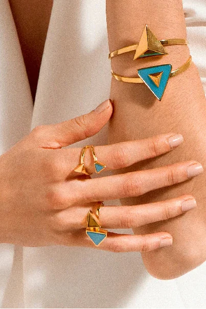 Anel Adversis com Ágata Azul Céu tem um belo Banho de Ouro 18K