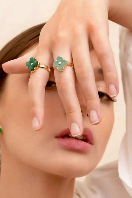 Anel Afeto: Ágata Azul Céu em Ouro 18K. Design delicado com cor vibrante. Joia de alta qualidade e elegante da Coleção Sensação.