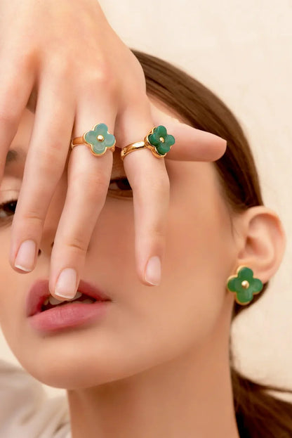 O Anel Afeto com Ágata Verde em Banho de Ouro 18K é a joia ideal para quem busca estilo e sofisticação. A cor vibrante da pedra natural cria um visual elegante e atemporal em contraste com o banho dourado.