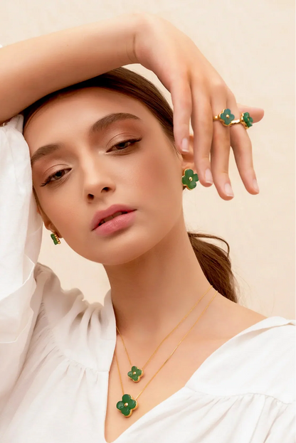 O Anel Afeto com Ágata Verde em Banho de Ouro 18K é a joia ideal para quem busca estilo e sofisticação. A cor vibrante da pedra natural cria um visual elegante e atemporal em contraste com o banho dourado.