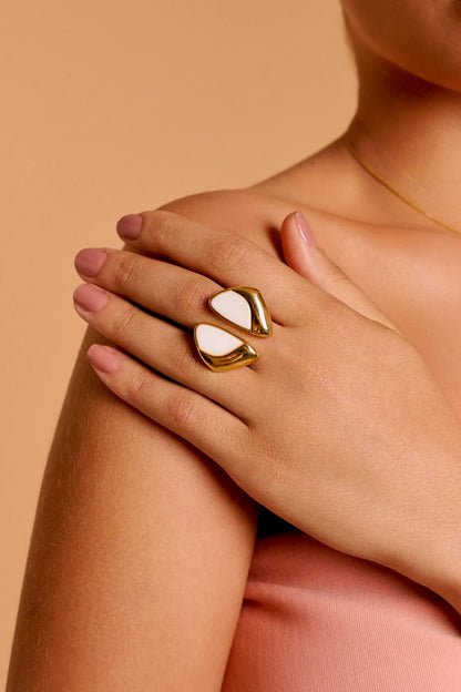 O Anel Ailes com Porcelana Branca em Banho de Ouro 18K é uma joia escultural que remete às asas da borboleta. Seu design orgânico encaixa-se perfeitamente, unindo suas partes em um conjunto único de grande sofisticação.