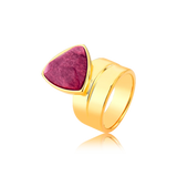 Use o Anel Equilíbrio com Feldspato Rosa Pink em Banho de Ouro 18K para atrair sucesso no amor e promover a harmonia nas suas relações. 