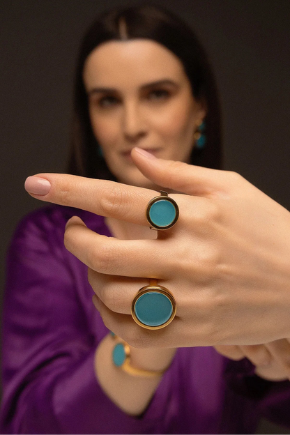 O Anel Eterno - Ágata Azul Céu, da Coleção Singular, une a serenidade das águas à sofisticação do acabamento escuro. A Ágata Azul Céu é reconhecida por promover calma, clareza mental e harmonia nas emoções, criando um contraste moderno e impactante com o metal escuro. Banhado a Ródio Negro, este anel de design contínuo e imponente destaca a suavidade da pedra, sendo a peça ideal para mulheres que buscam um acessório contemporâneo que transmita paz interior com uma personalidade forte.