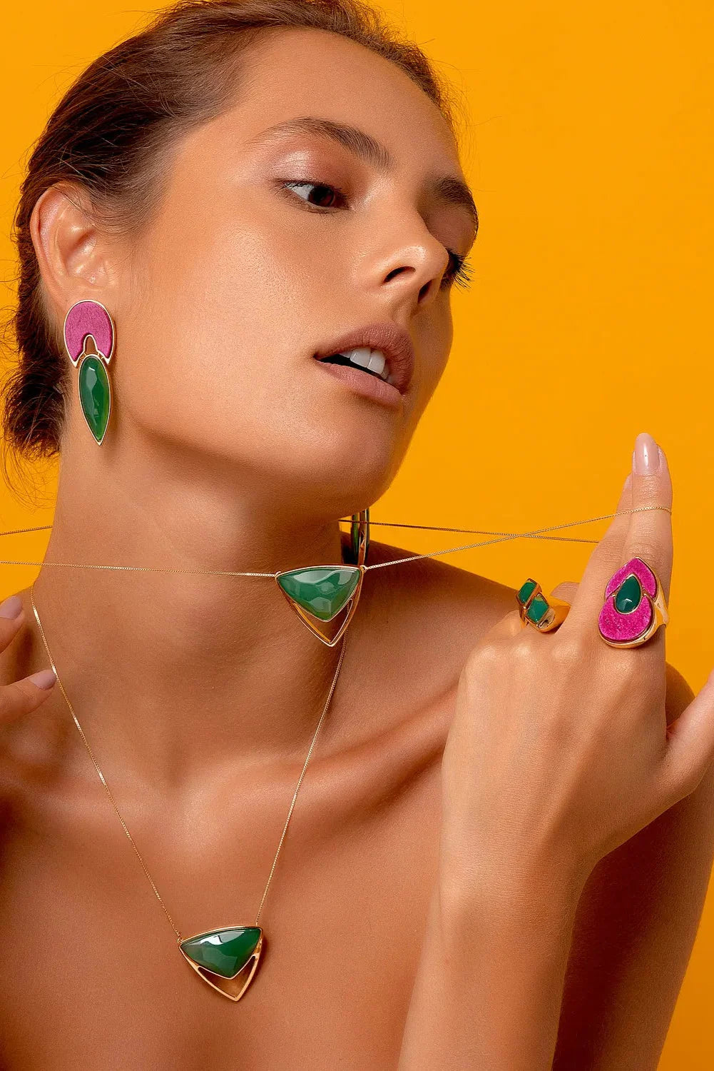 Anel Flor de Lótus - Ágata Verde e Feldspato Rosa Pink lateral — Ouro 18K | Aimer Joias