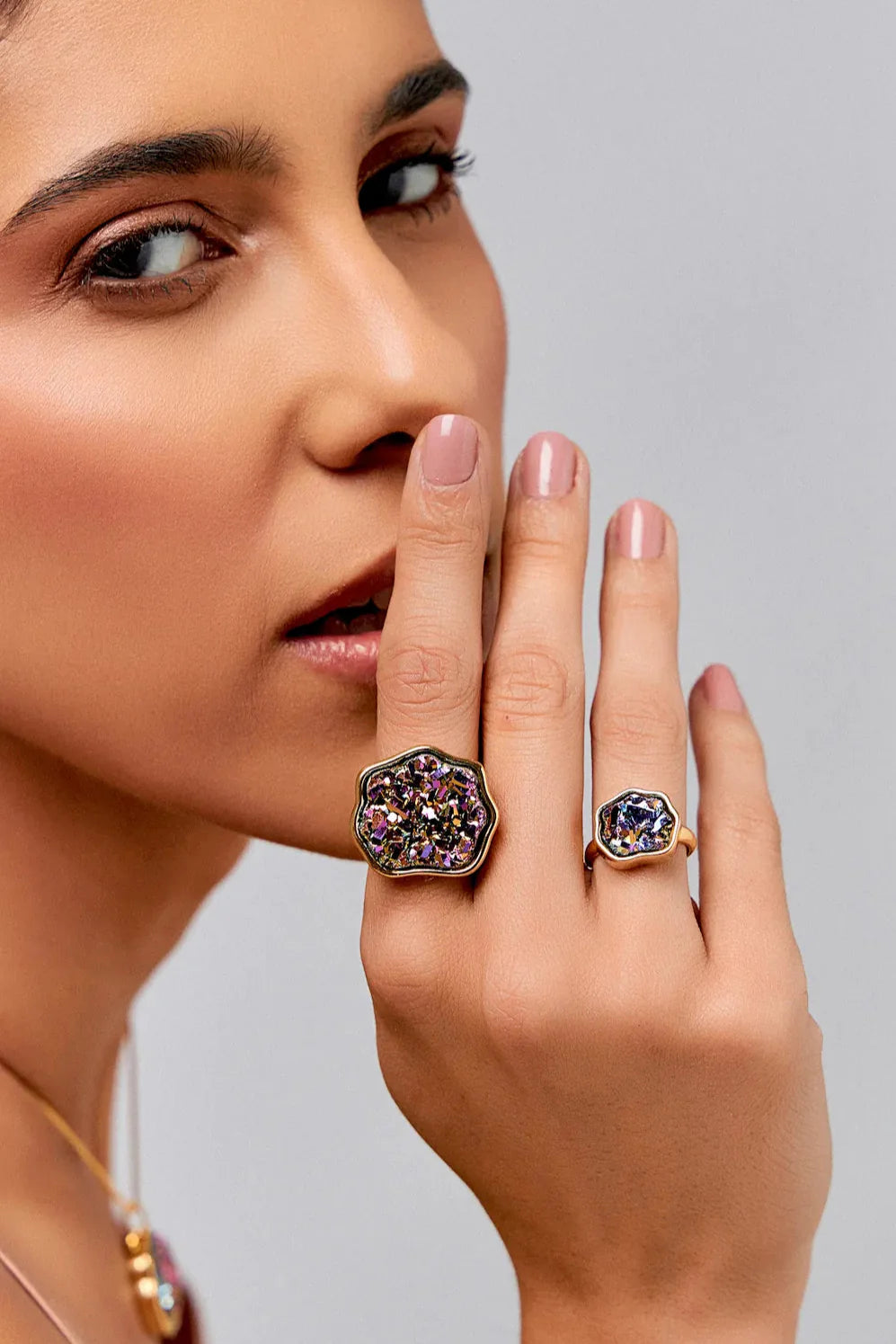 Use o Anel Iduna com Drusa Multicolorida em Banho de Ouro 18K para atrair brilho e garantir seu equilíbrio e harmonia. Acredite no seu florescer e na sua renovação, assim como a deusa Iduna, e celebre sua juventude constante.
