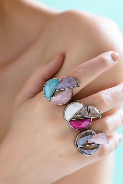 O Anel Impacto em Banho Ouro 18K combina o poder de três cristais para a sua harmonia: a serenidade da Ágata Azul Céu, o amor do Quartzo Rosa e a sabedoria da Ametista. Esta peça de design imponente atua na sua proteção e equilíbrio emocional com grande sofisticação.