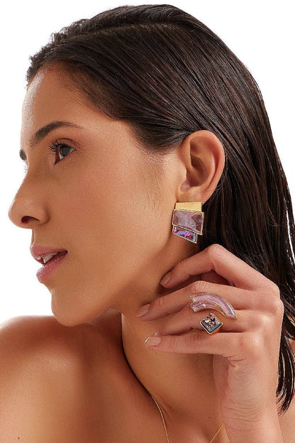O Anel Strelitzia em Banho Ouro 18K une a sabedoria da Ametista e a harmonia da Drusa Multicolorida. Uma joia exuberante que reflete a beleza tropical e a força interior, transformando energias com sofisticação.