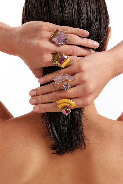 O Anel Strelitzia em Banho Ouro 18K une a sabedoria da Ametista e a harmonia da Drusa Multicolorida. Uma joia exuberante que reflete a beleza tropical e a força interior, transformando energias com sofisticação.