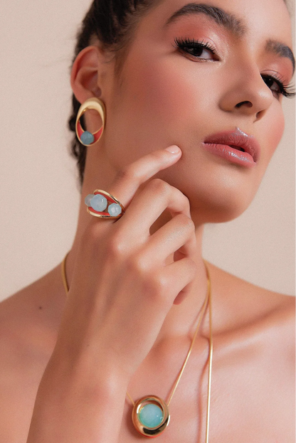 O Anel Sublime em Esmaltado Laranja e Ágata Azul Céu, com Banho de Ouro 18K, é uma peça vibrante e moderna. A Ágata Azul Céu Liso harmoniza-se com o esmalte em tom laranja, criando um visual sofisticado e marcante com o brilho do ouro.