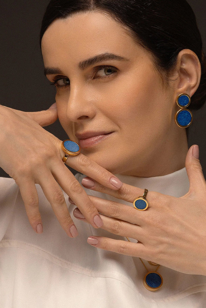 O Anel Único - Feldspato Azul Anil faz parte da Coleção Singular, que destaca a exclusividade e o valor individual de cada mulher. O Feldspato Azul Anil é uma pedra que favorece a intuição, a autoconfiança e a clareza mental. Com um design imponente e banhado a Ouro 18K, esta joia transforma a simplicidade em uma peça magnífica, perfeita para quem deseja expressar sua força com elegância e serenidade.