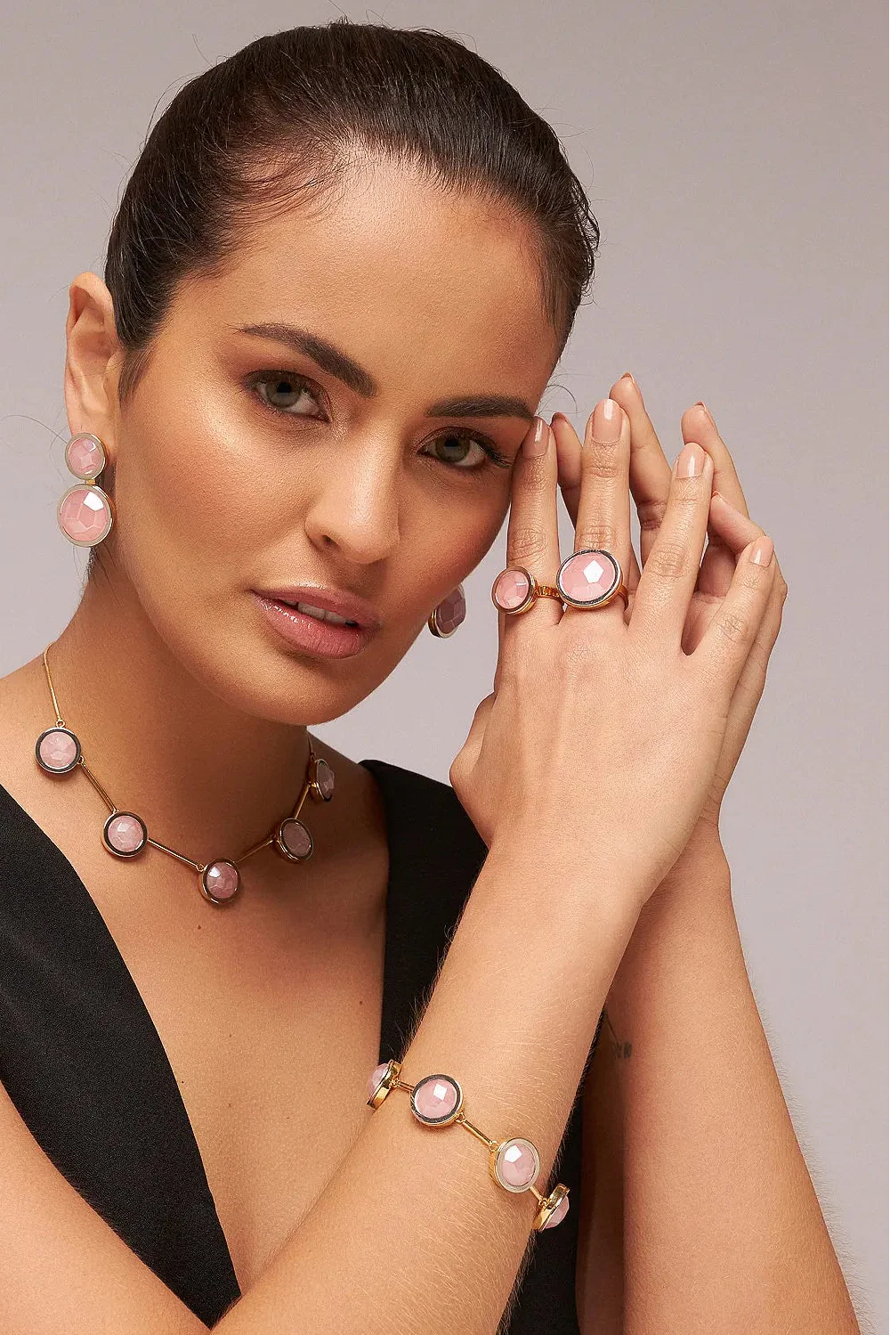 O Anel Único - Quartzo Rosa faz parte da Coleção Singular, que celebra a beleza e a nobreza de uma mulher. Este anel é a expressão do simples em sua forma mais magnífica, apresentando o Quartzo Rosa, a pedra do amor incondicional. Banhado a Ouro 18K, ele promove paz interior, afeto e a manifestação do amor em todas as suas formas, sendo uma peça marcante que aflora a imponência feminina em sua essência.