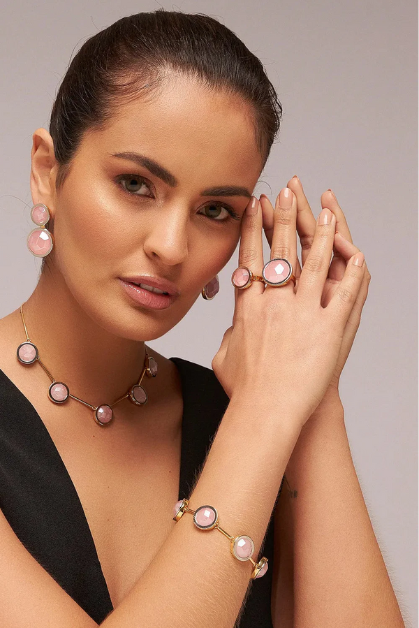 O Anel Único - Quartzo Rosa faz parte da Coleção Singular, que celebra a beleza e a nobreza de uma mulher. Este anel é a expressão do simples em sua forma mais magnífica, apresentando o Quartzo Rosa, a pedra do amor incondicional. Banhado a Ouro 18K, ele promove paz interior, afeto e a manifestação do amor em todas as suas formas, sendo uma peça marcante que aflora a imponência feminina em sua essência.