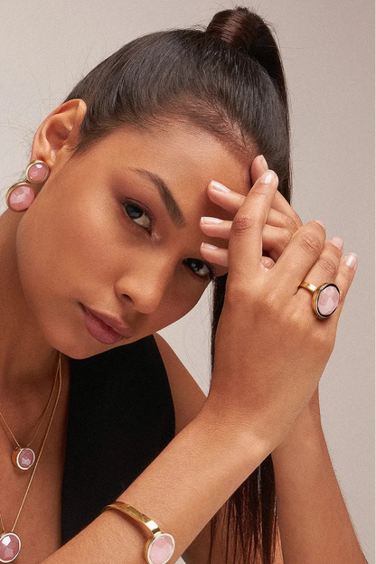 O Anel Único - Quartzo Rosa faz parte da Coleção Singular, que celebra a beleza e a nobreza de uma mulher. Este anel é a expressão do simples em sua forma mais magnífica, apresentando o Quartzo Rosa, a pedra do amor incondicional. Banhado a Ouro 18K, ele promove paz interior, afeto e a manifestação do amor em todas as suas formas, sendo uma peça marcante que aflora a imponência feminina em sua essência.