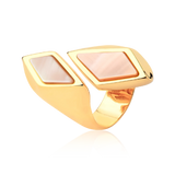 O Anel Jasmim com Madrepérola tem um belo Banho de Ouro 18K. Inspirado na flor Jasmim, o anel une a estética geométrica e moderna. O brilho iridescente e suave da Madrepérola é lindamente emoldurado pelo luxo do Ouro 18K, realçando o design único e a elegância atemporal da peça.