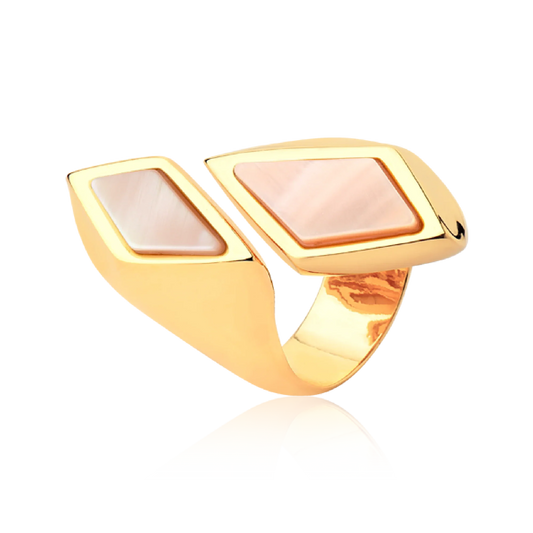 O Anel Jasmim com Madrepérola tem um belo Banho de Ouro 18K. Inspirado na flor Jasmim, o anel une a estética geométrica e moderna. O brilho iridescente e suave da Madrepérola é lindamente emoldurado pelo luxo do Ouro 18K, realçando o design único e a elegância atemporal da peça.