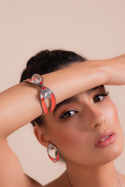 Bracelete Atração - Esmaltado Laranja/Cristal de Rocha — ângulo 3