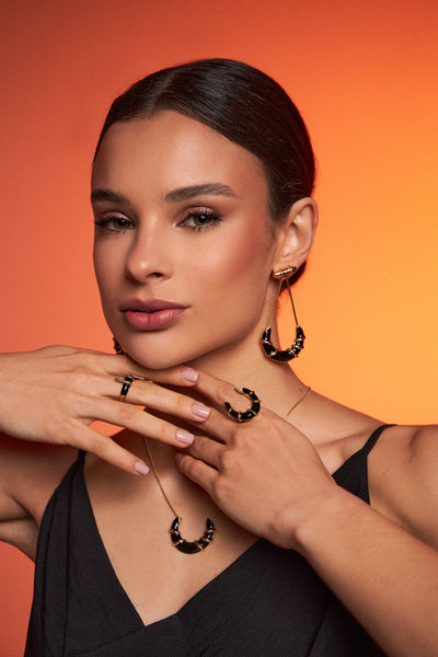 Brinco Entrelaço - Esmaltação Preta — ângulo 3
