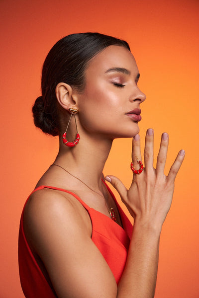 Brinco Entrelaço - Esmaltação Vermelha — ângulo 3