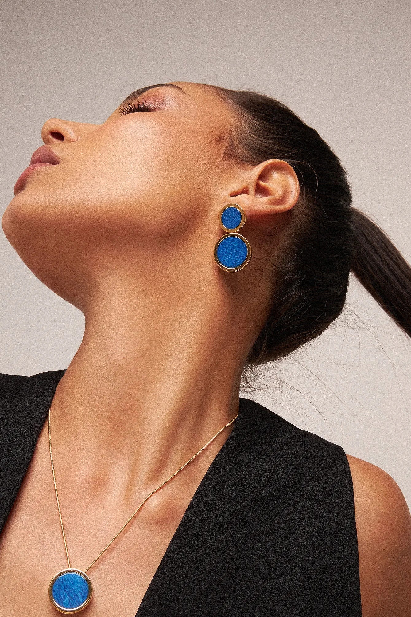 O Brinco Nobre - Feldspato Azul Anil, integrante da Coleção Singular, é uma joia de elegância profunda e magnética. O Feldspato Azul Anil é uma pedra associada à expansão da consciência, à intuição e à clareza mental, evocando a serenidade dos oceanos e a imensidão do céu. Banhado a Ouro 18K, este brinco de design imponente destaca a cor intensa e o brilho sofisticado da gema, sendo a peça ideal para mulheres que buscam um acessório de presença marcante e significado espiritual.