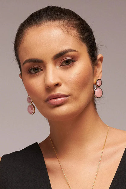 O Brinco Nobre - Quartzo Rosa, integrante da Coleção Singular, é a máxima expressão da feminilidade e do equilíbrio emocional. O Quartzo Rosa é mundialmente conhecido como a pedra do amor incondicional, da paz infinita e da cura interior, ajudando a repelir energias negativas e substituindo-as por vibrações amorosas. Banhado a Ouro 18K, este brinco de design imponente destaca a suavidade e a transparência delicada da gema, resultando em uma joia sofisticada que ilumina o rosto e o espírito de quem a usa.