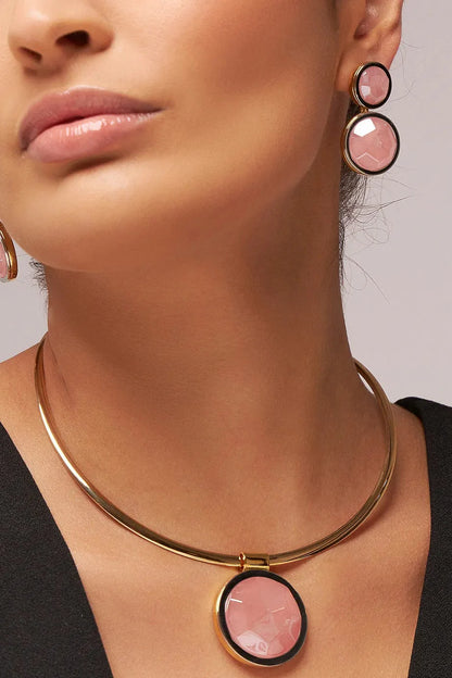 O Brinco Nobre - Quartzo Rosa, integrante da Coleção Singular, é a máxima expressão da feminilidade e do equilíbrio emocional. O Quartzo Rosa é mundialmente conhecido como a pedra do amor incondicional, da paz infinita e da cura interior, ajudando a repelir energias negativas e substituindo-as por vibrações amorosas. Banhado a Ouro 18K, este brinco de design imponente destaca a suavidade e a transparência delicada da gema, resultando em uma joia sofisticada que ilumina o rosto e o espírito de quem a usa.