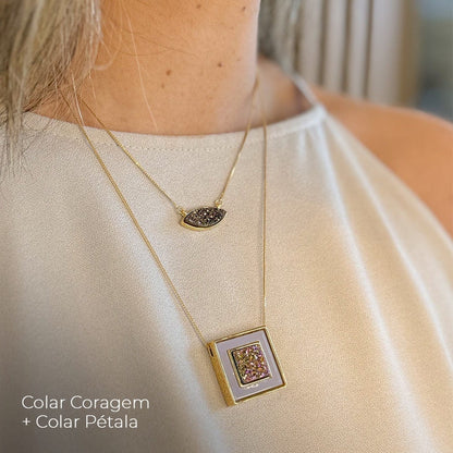 Colar Coragem - Drusa Multicolorida e esmaltação cinza Semijoias de luxo e design exclusivo