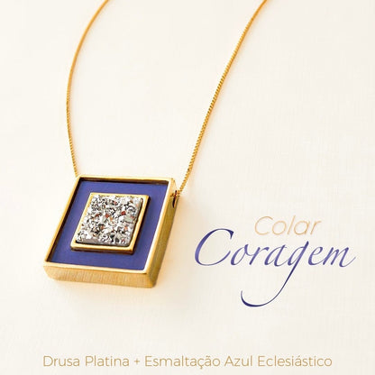 Colar Coragem - Drusa Platina e esmaltação azul eclesiástico Semijoias de luxo e design exclusivo