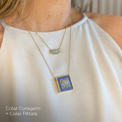 Colar Coragem - Drusa Platina e esmaltação azul eclesiástico Semijoias de luxo e design exclusivo