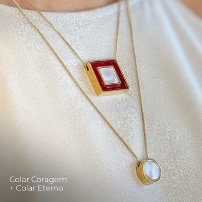 Colar Coragem - Madreperola esmaltação em Marsala — ângulo 10