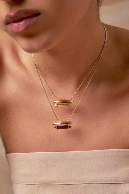 Use o Colar Origem com Resina Italiana Creme e Banho de Ouro 18K para atrair harmonia e prosperidade. AIMER