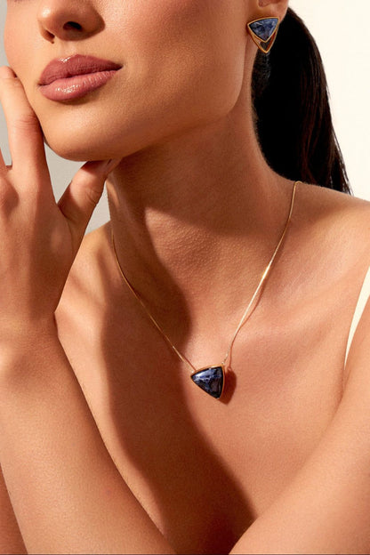 Colar Triângulo - Sodalita Perolizada — Ouro 18K | Aimer Joias | semijoia feminina pedra natural